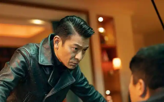 心疼刘德华在人潮汹涌挨打镜头玩真的肖央的脸都被打肿了