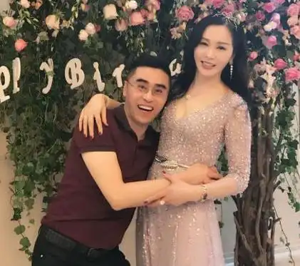 歌手陈冰:结婚一年闪离,父亲身价30亿,母亲年轻漂亮女人味十足