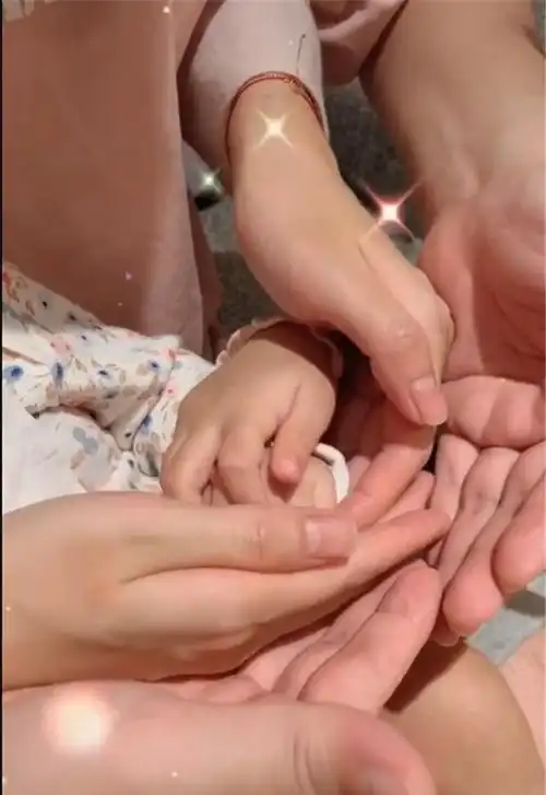 陈赫官宣张子萱二胎生女一家四口手牵手安安当姐姐开心极了