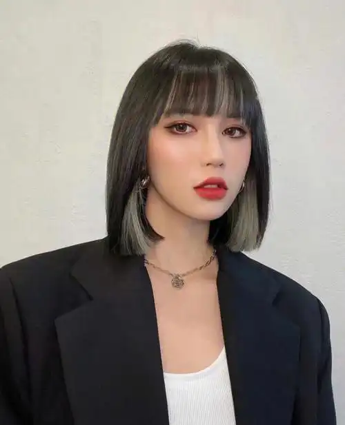 款超a的短发,简单裁剪显得更加的精致和完美这款挂耳染避免了全头漂染