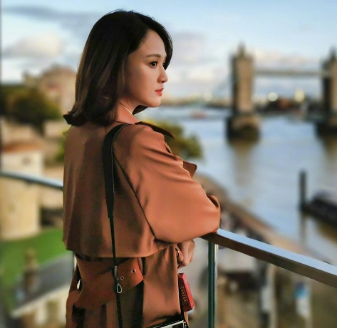 40岁陈乔恩终于换发型,短发造型更显年轻,满脸笑容越来越活泼