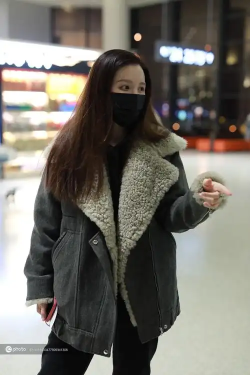 张萌一袭灰色棉袄现身温婉亮丽素颜依旧眼神清澈灵动
