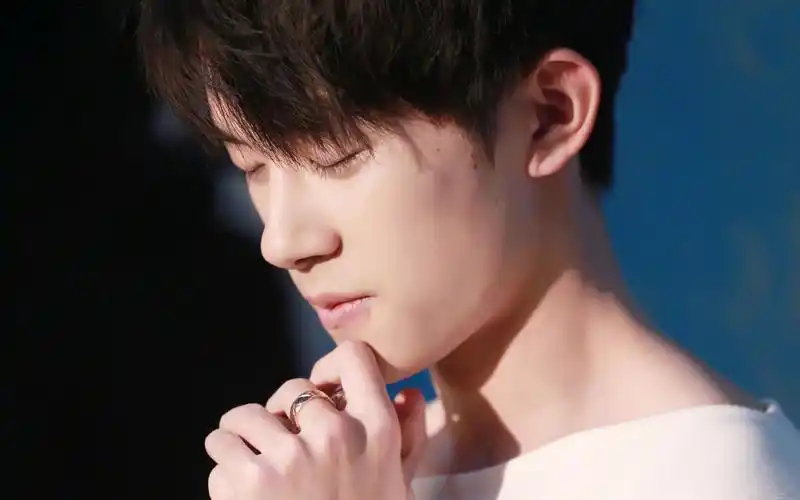 易烊千玺时尚帅气写真图片桌面壁纸,大陆明星,高清,帅气,写真,tfboys