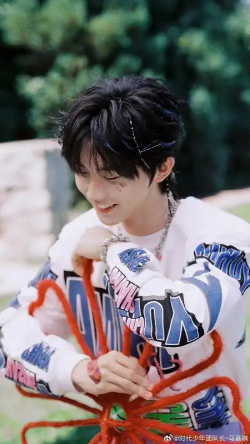 马嘉祺戴上锁头耳钉帅气值瞬间爆表