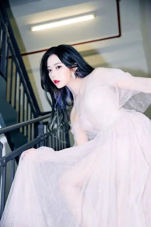 张紫宁挑染紫发粉裙优雅写真图片611