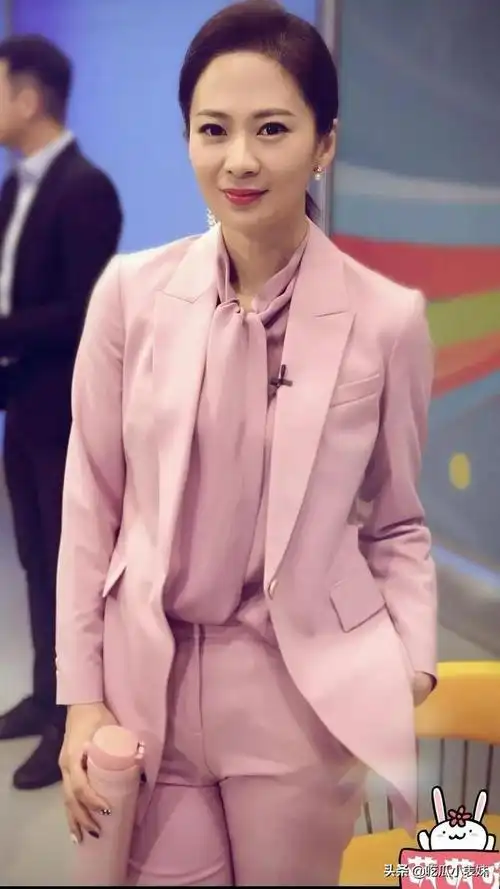 汉族,1980年2月11日出生,江西瑞昌人,中央电视台财经频道主持人新锐女