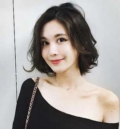 凸显轻熟感的八字刘海与齐肩的波浪卷发短发烫发相遇,整个人看起来