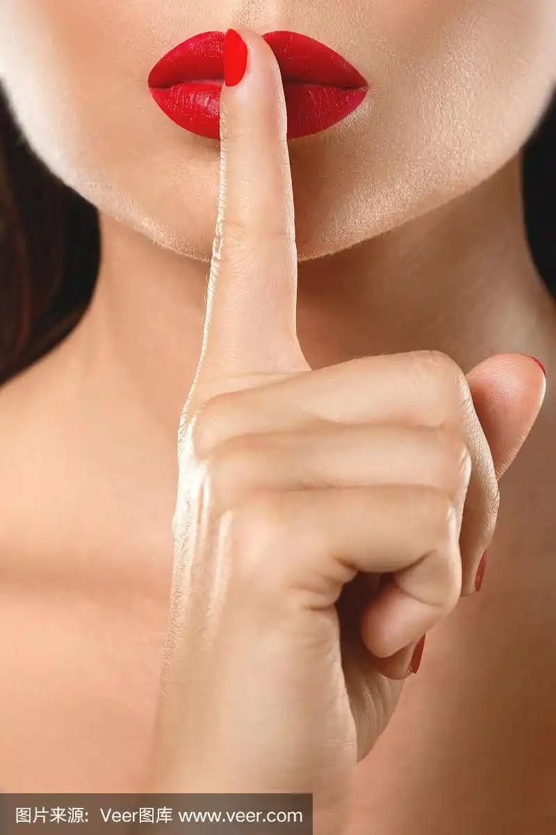 女人在做"嘘"或"沉默"的手势