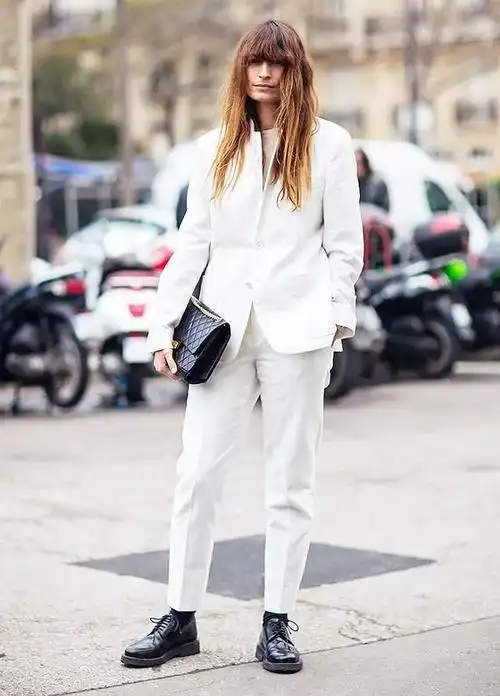 白裤子搭配的第一招就是同色系穿搭,这样的办法也很保守,上下身着装都