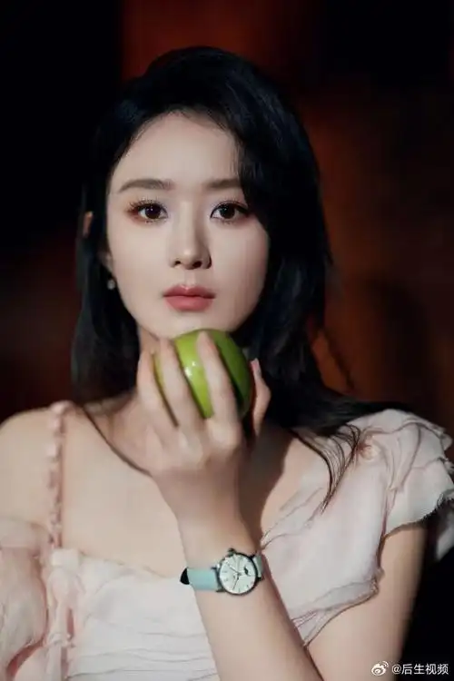 粉裙气场#赵丽颖的腿斯哈斯哈,我第一次见到女明星穿粉色气场这么强