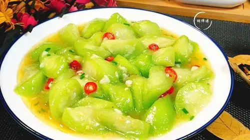 才知道炒丝瓜最忌先放油厨师长教您一妙招丝瓜不发黑不出水