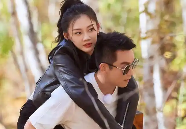 苗苗深夜晒卷发视频脖子上草莓明显网友郑恺你小子真行