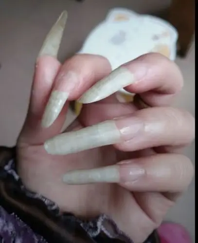 常年在外上班,家里就我和我11岁妹妹,妹妹最近几个月留了很长的指甲