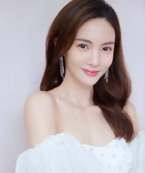 李斯丹妮是不是同性 李斯丹妮和金晨恋爱了谣言来龙去脉