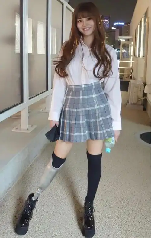 感染,而引发了中毒休克症候群,为了保命不得不截掉部分脚趾和右小腿