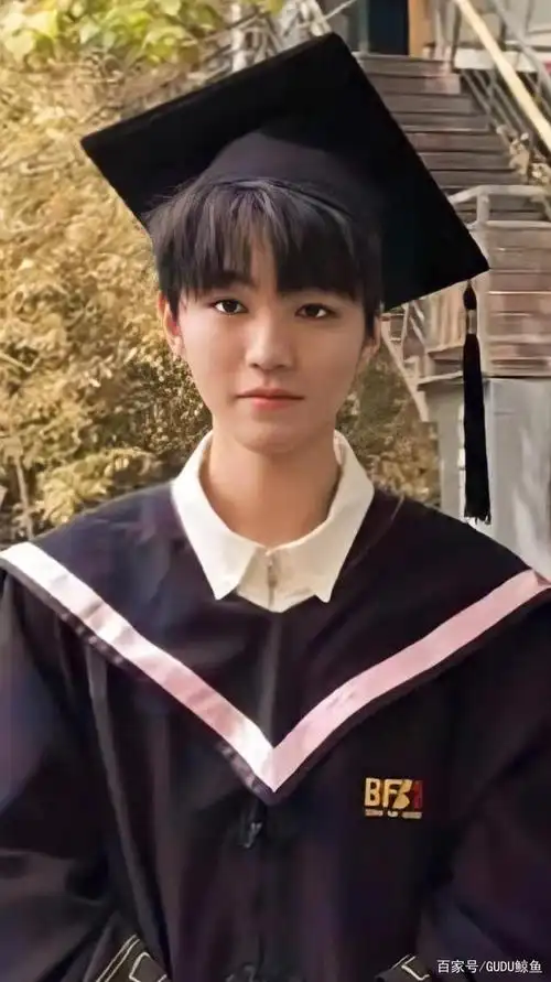王俊凯回校拍毕业照