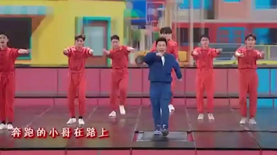 黄渤2023春晚又跑步,一首《小哥》唱得深情走心,听完感触万分