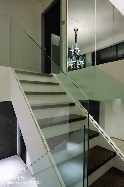 灰墙完美现代楼梯设计装修效果图