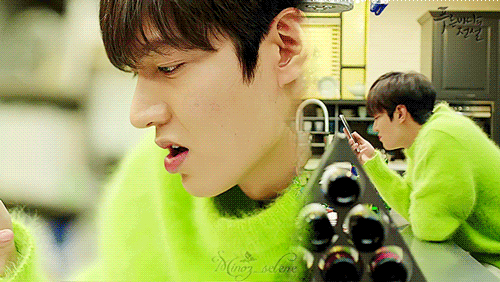 蓝色大海的传说李敏镐对着手机大喊绿色毛衣gif动图_动态图_表情包