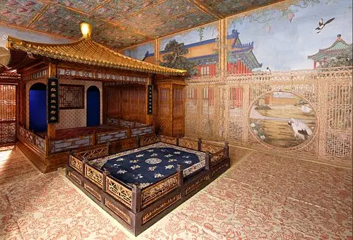 但是当你走进去,就会发现这里的内部装饰是故宫最奢华,建筑级别最高