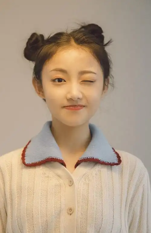 简介:吴佳怡可爱俏皮写真图片,分享一组吴佳怡图片给大家,图中的明星