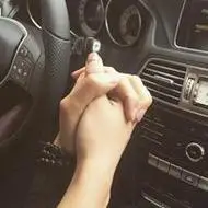 情侣开车十指紧扣图片 车内情侣十指相扣唯美图_微信头像图片大全