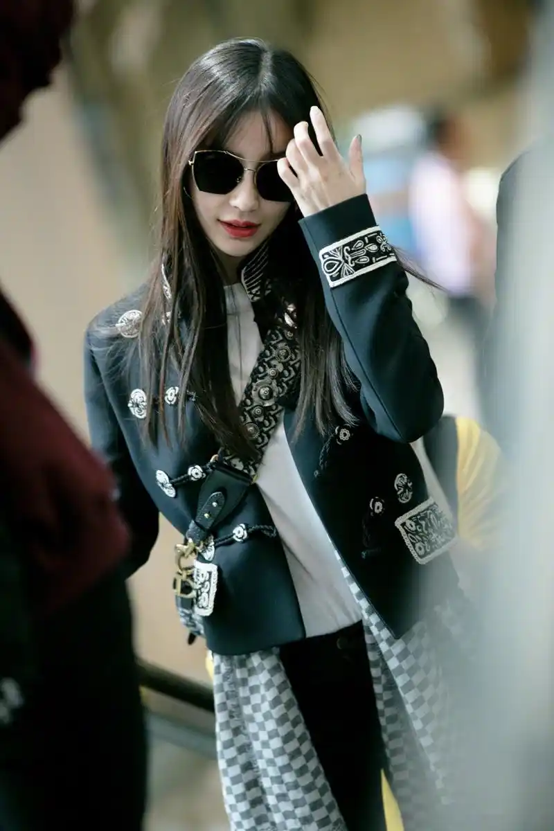 angelababy 久违的机场街拍,这颜值简直暴风哭泣~硬朗牛仔搭配马丁靴