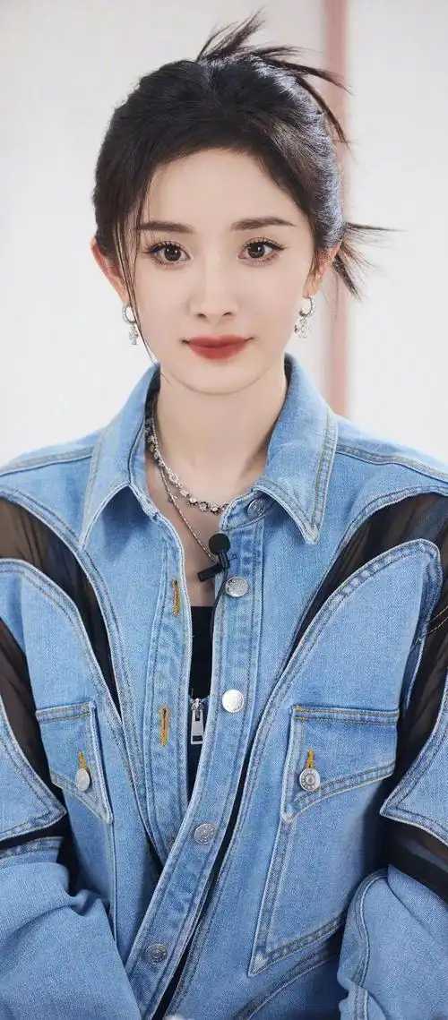 杨幂唯美写真靛蓝牛仔套装甜美中带点性感慵懒间不缺时尚