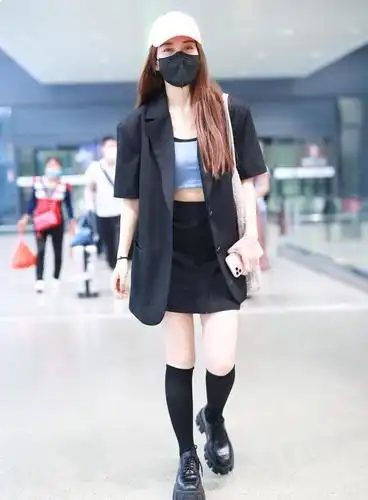 谁说吴昕腿粗,我第一个不同意 37岁轻松演绎女团风,太撩人了