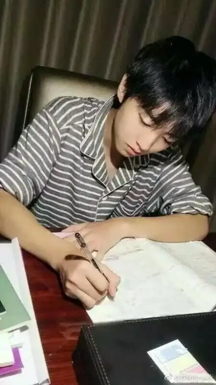 拇指靠前是大部分人握笔的方法,源自本能,虽说握笔要自然,但不是烊