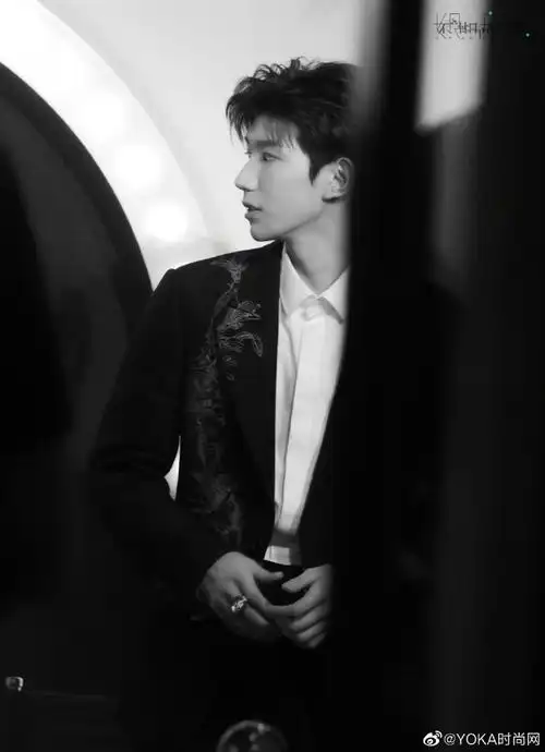 星尚人##王源黑色印花西装##y星闻