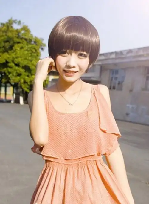 扮嫩蘑菇头女生发型俏皮又减龄