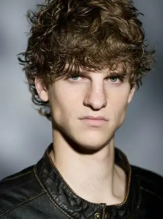 男生卷发发型图片 - 菜鸟图库