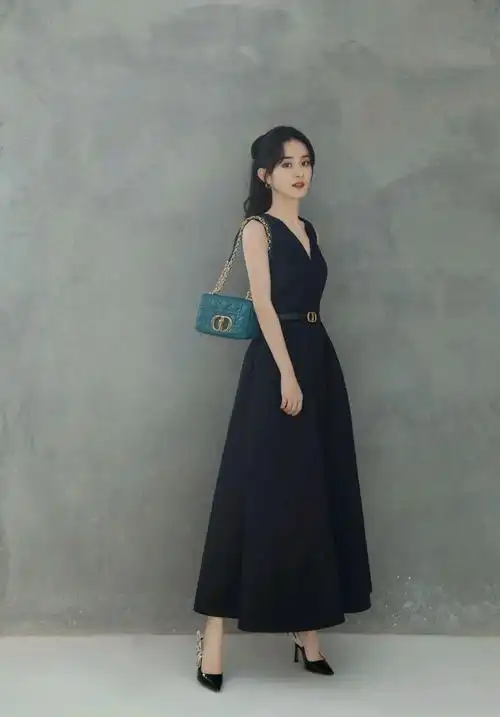 赵丽颖穿上v领设计的黑色连衣裙很时髦不仅显瘦还很有气质