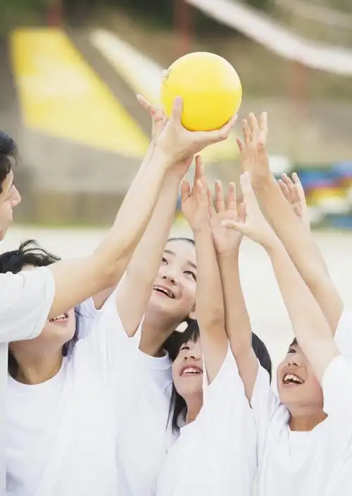 在学校操场上开心玩耍的小学生人物图片素材(51p)[photoshop资源网|ps