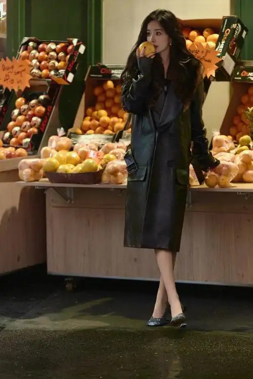 倾听雨的声音@杨幂深棕色毛领皮革大衣搭配波浪卷发造型,摩登时尚