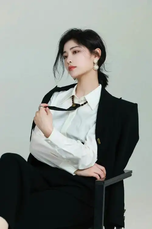 写真大片#许佳琪:台风天也在好好工作98职场风好飒,脸真的绝了,kiki