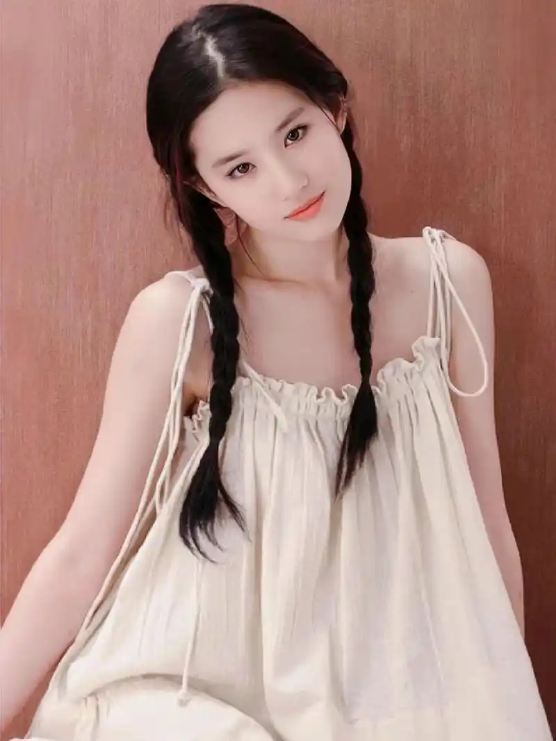 早期双麻花辫清纯写真,百看不厌  神仙姐姐刘亦菲一直以来都是很多人