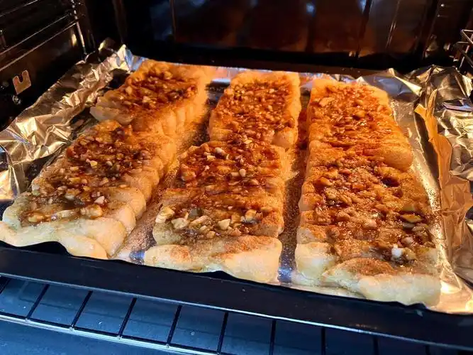 材料:豆腐串,辣椒粉,孜然粉,蚝油,生抽,少许糖,油,蒜末,葱花做法:1