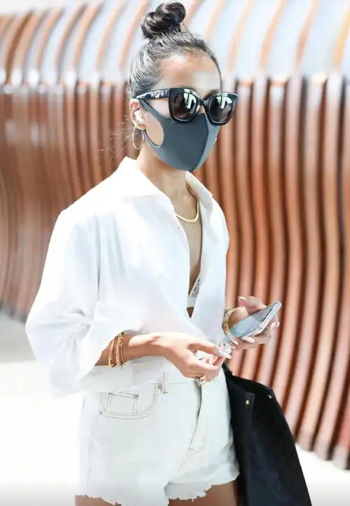 吉克隽逸时尚品味真不错!一身白色look狂野霸气,小麦肤色成焦点