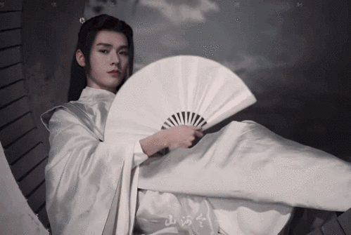 我愿称山河令为《温客行眼神doi令》 第二集惊艳的一幕,这哪是摇扇子