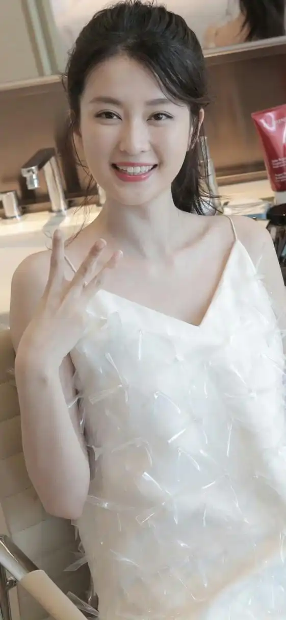 乔欣高清图集 好水嫩诱人的乔妹啊 浑身上下白的发光[色] 就是不知道