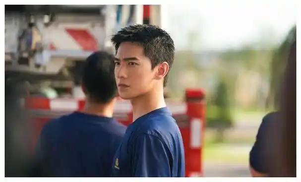 主角被花旁压鞠婧祎赵露思白鹿杨洋有始无终