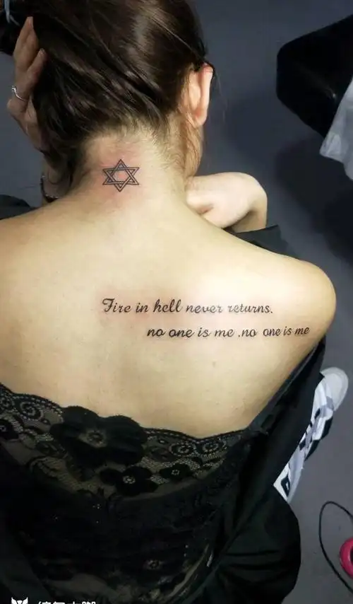 字母纹身图片_背部几何纹身图案