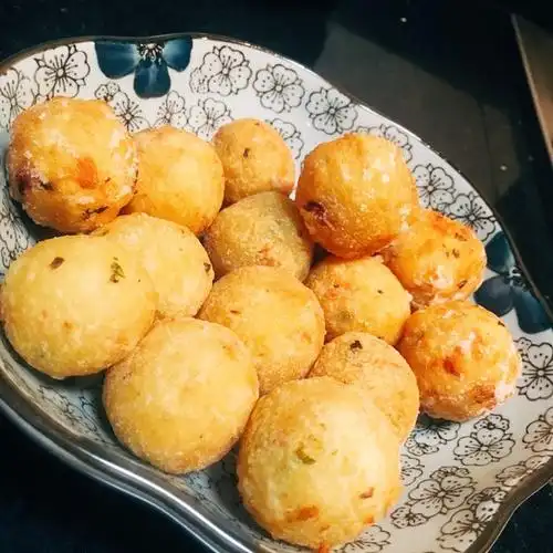 章鱼被小丸子吃了做的炸土豆球