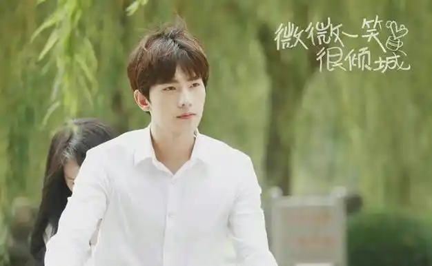 杨洋被安排参加vip晚宴,富姐们可喜欢他了,难怪他不用靠演技!