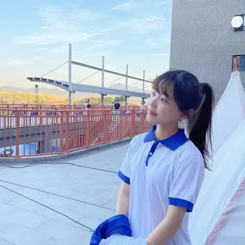 在萌探梦回高中的蓝白校服07