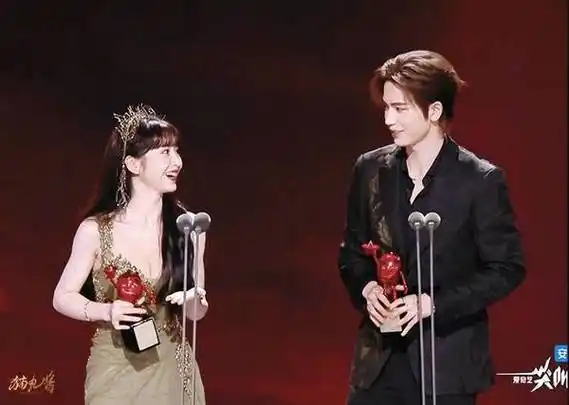 图片来源:微博爱奇艺尖叫之夜「难得一见」明星同框9:倪妮王一博王