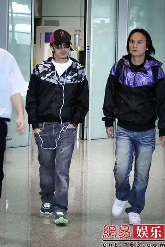 谢霆锋现身北京机场拒绝访问 场面混乱歌迷受伤