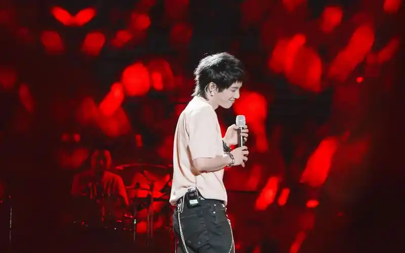 华晨宇花火爱情故事比心篇